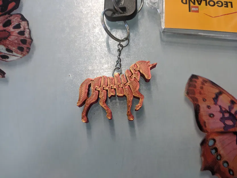 Móc khóa kỳ lân linh hoạt với thiết kế treo thẳng - Image 1