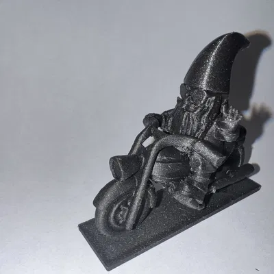 Tượng gnome vườn sửa chữa trên xe đạp chắc chắn