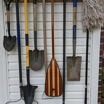 Giá treo tường đa năng cho dụng cụ làm vườn và mái chèo canoe