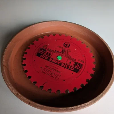 Giá đỡ làm sạch lưỡi cưa bằng keo nóng