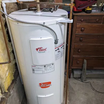 Giá đỡ cho bình nước nóng hỗ trợ ống nước lạnh