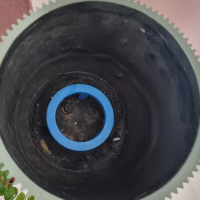 Giá đỡ chậu hoa bên trong chậu hoa ngoài