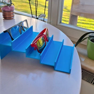 Giá đỡ kính mát kiểu cầu thang tiện lợi