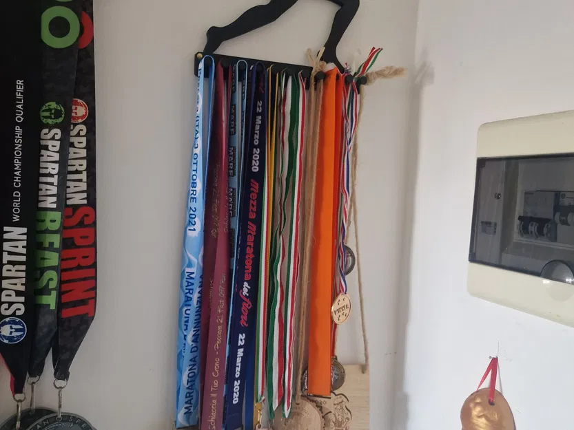 Giá đỡ huy chương SpartanRace với hình bóng người chạy - Image 1