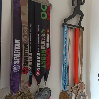 Giá đỡ huy chương SpartanRace với hình bóng người chạy