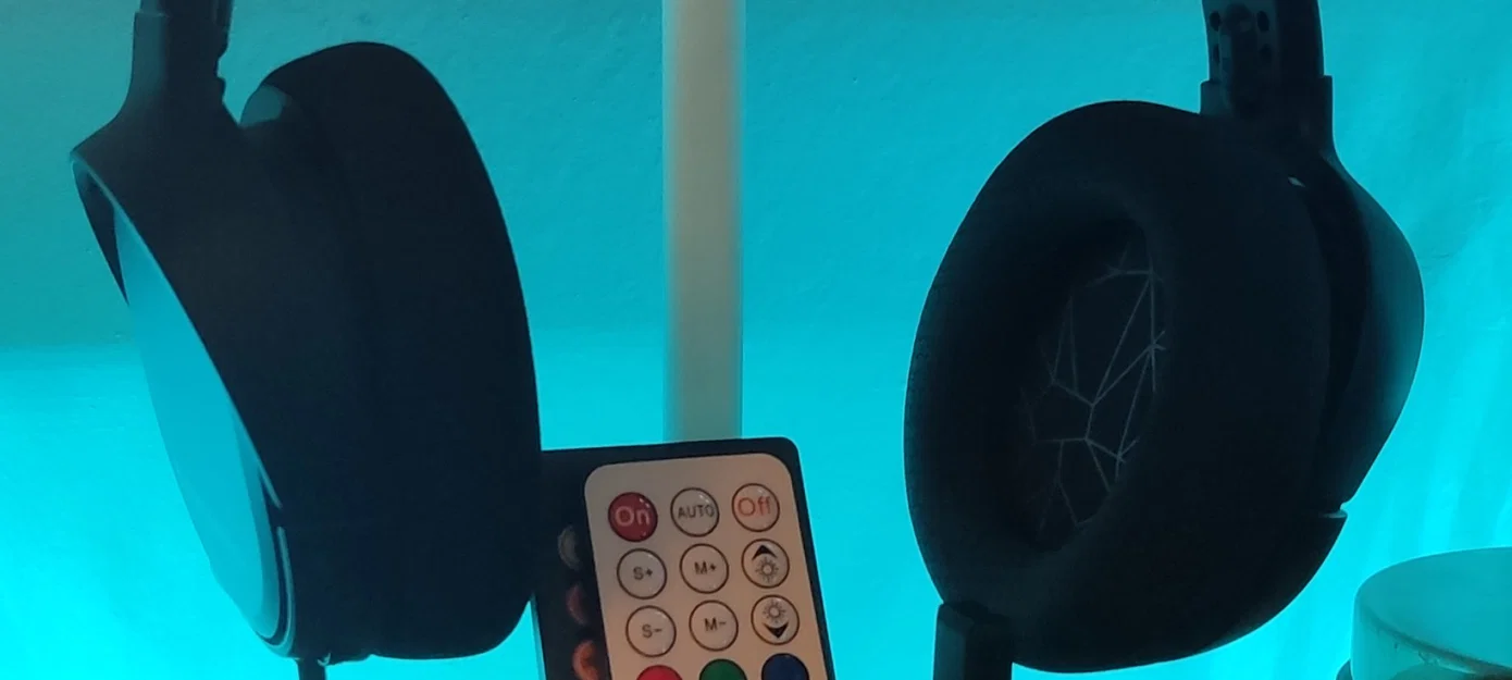 Giá đỡ tai nghe và tay cầm cho RGB, thẻ SD và ổ đĩa flash - Image 1