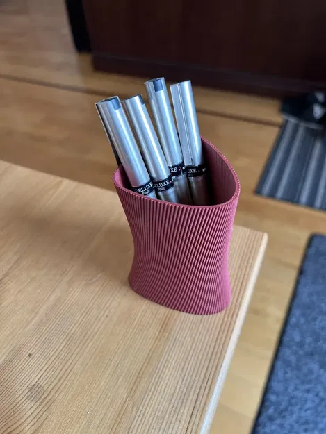 Giá đỡ bút chì hình tam giác uốn lượn Trist - Image 1