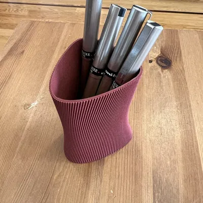 Giá đỡ bút chì hình tam giác uốn lượn Trist