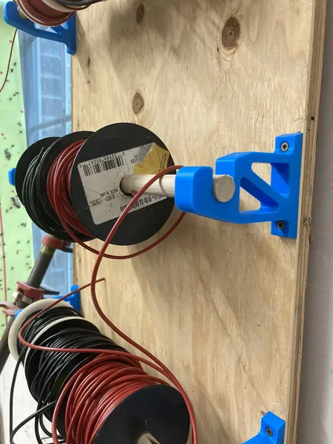 Giá đỡ cuộn dây 5/8" với nắp chặn - Image 1