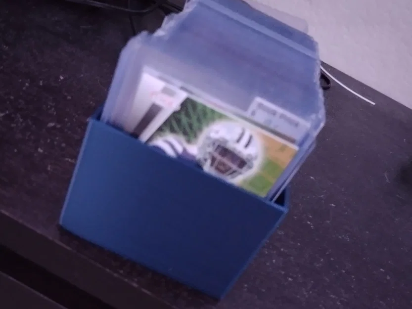 Giá đỡ thẻ bóng đá tiện dụng cho không gian nhỏ - Image 1