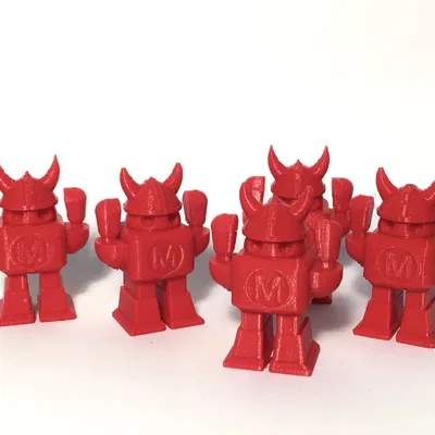 Robot Maker Faire đội mũ bảo hiểm Viking