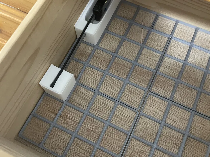 Giá đỡ thước kẹp Gridfinity với khay nhỏ phía dưới - Image 1