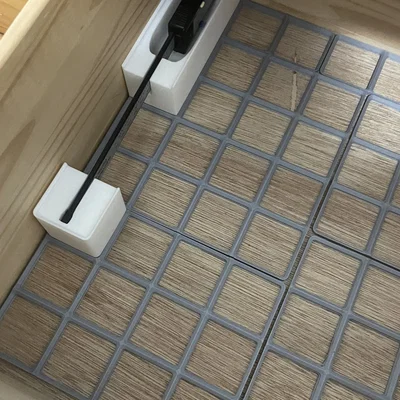 Giá đỡ thước kẹp Gridfinity với khay nhỏ phía dưới