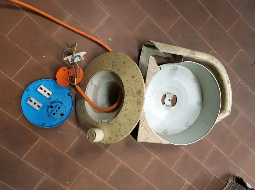 Giá đỡ cuộn dây điện tự cuốn từ ống nhựa - Image 3