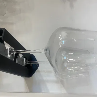 Giá treo ly rượu vang trên tường