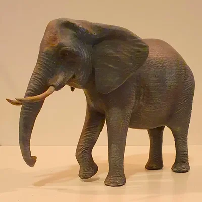 Mô hình voi chi tiết cao với tư thế đi bộ