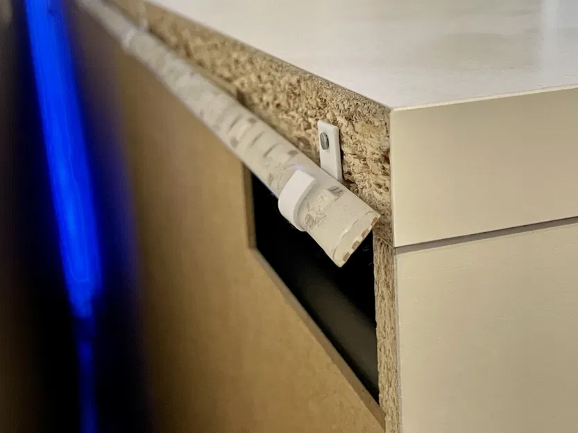 Giá đỡ đèn LED góc 45° cho Philips Hue Lightstrip - Image 1