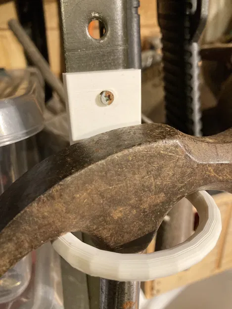 Giá đỡ búa thiết kế trong SketchUp với lỗ gắn tường - Image 1