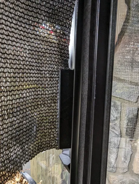 Giá đỡ vải che nắng gắn từ tính cho tủ kính Ikea - Image 2