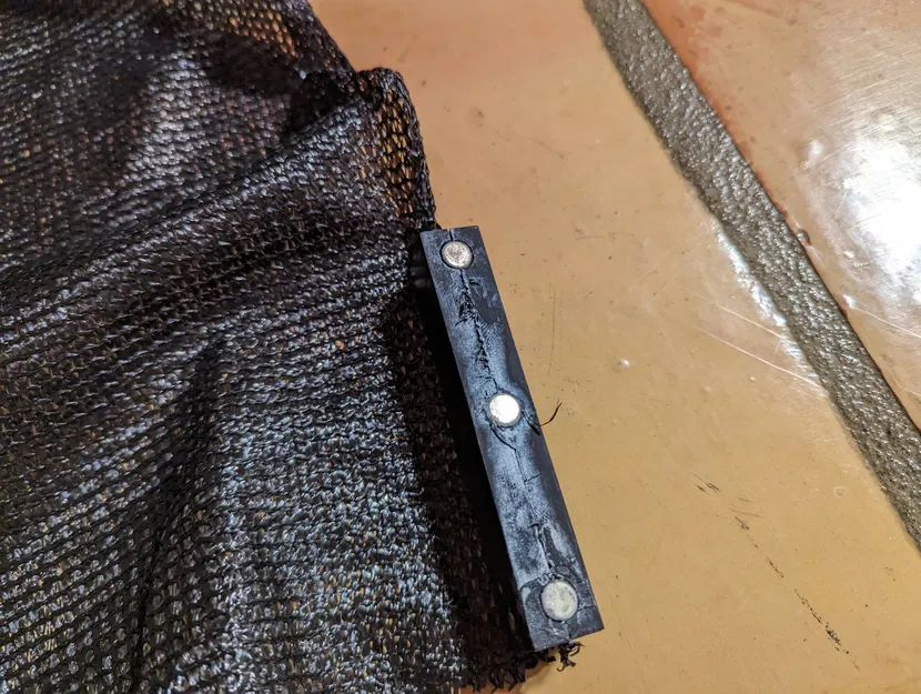 Giá đỡ vải che nắng gắn từ tính cho tủ kính Ikea - Image 4