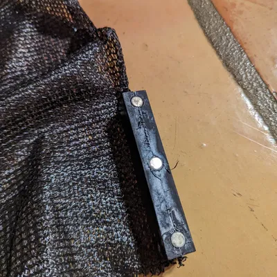 Giá đỡ vải che nắng gắn từ tính cho tủ kính Ikea