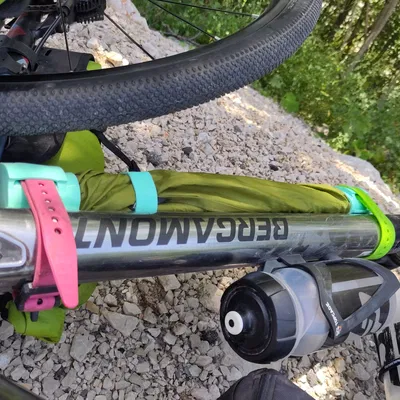 Giá đỡ cột lều cho xe đạp khi cắm trại