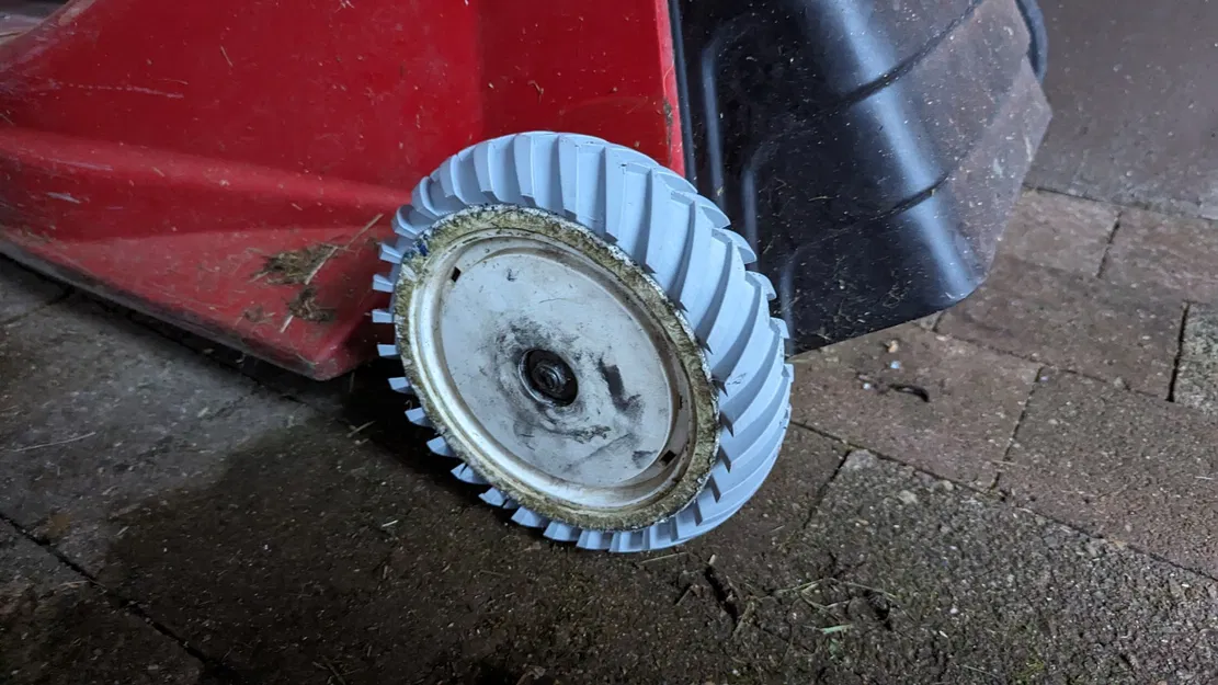 Thay thế bánh xe cho máy cắt cỏ Toro - Image 1