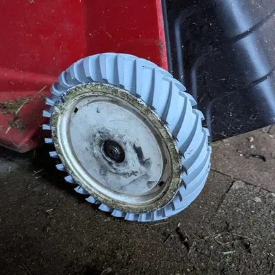 Thay thế bánh xe cho máy cắt cỏ Toro