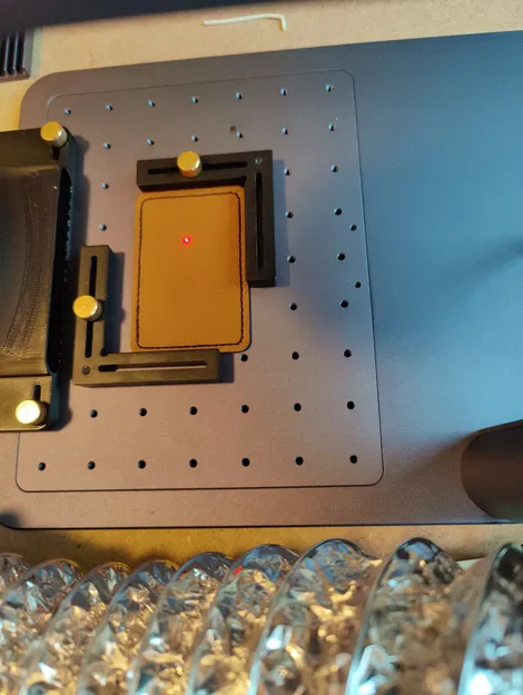 Giá đỡ ống xả phẳng LaserPecker 4 với lỗ vít - Image 3