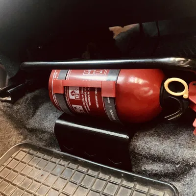 Giá đỡ bình chữa cháy cho xe hơi dưới ghế lái