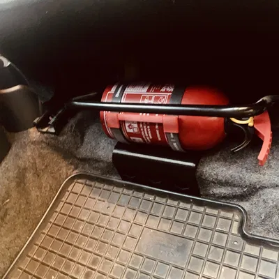 Giá đỡ bình chữa cháy cho xe hơi dưới ghế lái