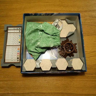 Giá đỡ tổ chức Cascadia với gốc cây và chóp thông đẹp