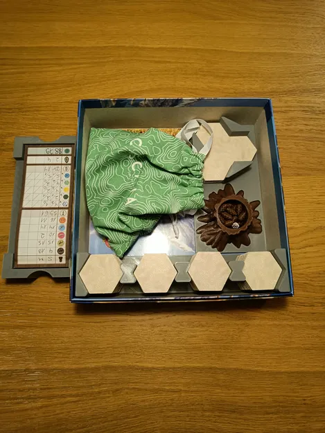 Giá đỡ tổ chức Cascadia với gốc cây và chóp thông đẹp - Image 4