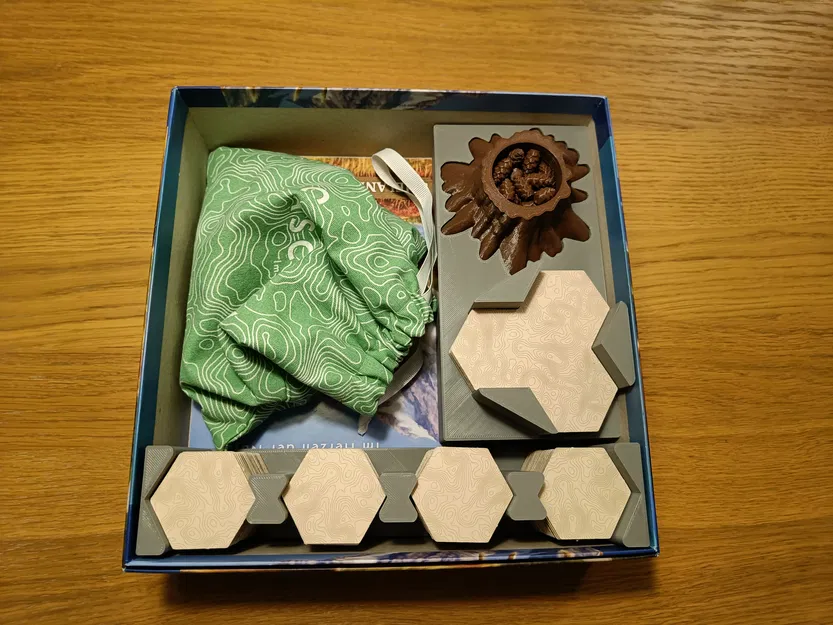 Giá đỡ tổ chức Cascadia với gốc cây và chóp thông đẹp - Image 12