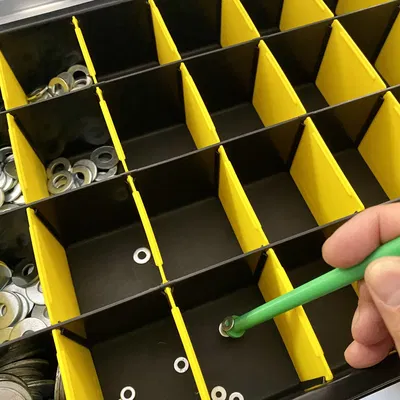 Cây gậy từ tính giúp lấy chi tiết nhỏ từ hộp đựng