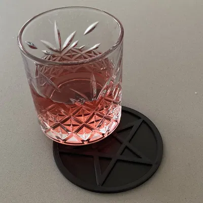 Giá đỡ cốc hình pentagram cho bàn làm việc