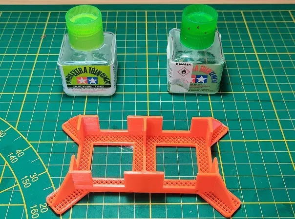 Giá đỡ chai keo Tamiya cho hai chai - In nhanh! - Image 2
