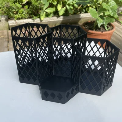 Giá đỡ bút độc đáo với 3 ngăn cho bút và 1 ngăn phụ nhỏ