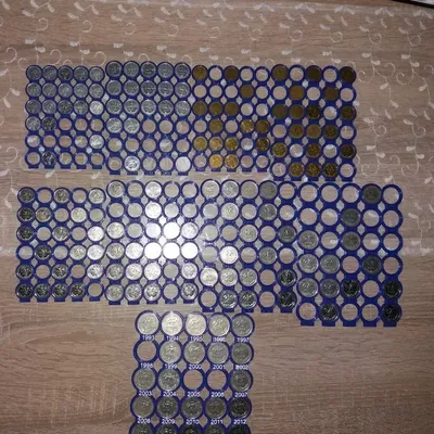 Giá đỡ trưng bày đồng kuna Croatia theo năm