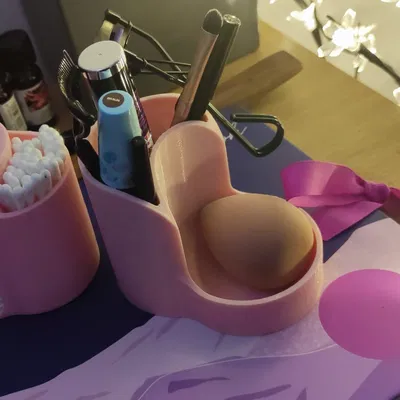 Hộp đựng cọ trang điểm và bông mút