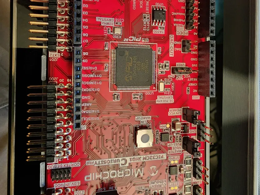 Vỏ bảo vệ bo mạch phát triển PIC32CM của Microchip - Image 2