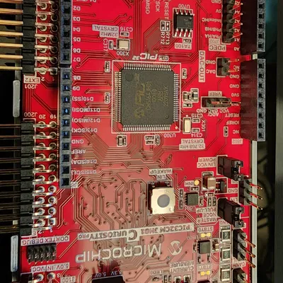 Vỏ bảo vệ bo mạch phát triển PIC32CM của Microchip