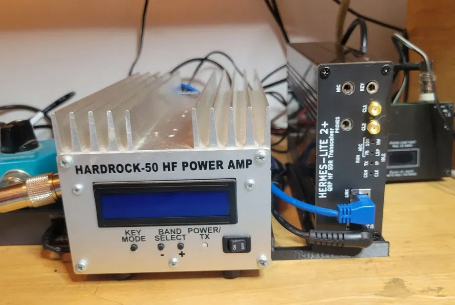 Giá đỡ cho máy phát Hermes Lite 2 và ampli Hard Rock 50 - Image 1