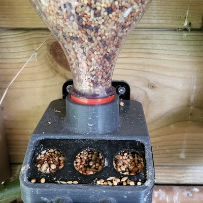 Máy cho chim tự động với nắp chai soda và giá treo tùy chọn