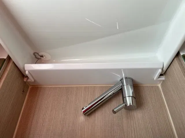 Rào chắn nước cho bồn rửa trong xe caravan Adria - Image 1