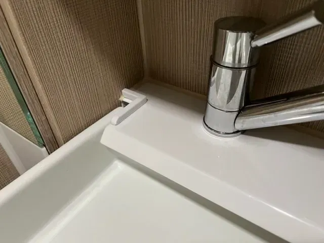 Rào chắn nước cho bồn rửa trong xe caravan Adria - Image 4