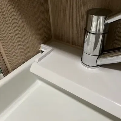 Rào chắn nước cho bồn rửa trong xe caravan Adria