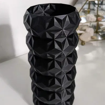 Bình hoa thấp poly hình lốp xe địa hình