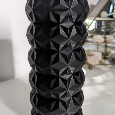 Bình hoa thấp poly hình lốp xe địa hình