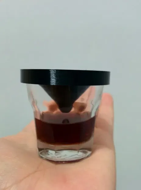 Bẫy ruồi trái cây bằng cốc shot đơn giản - Image 1